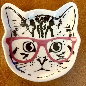 Small trinket dish. Cat with glasses.